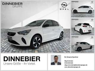 Schräge Frontansicht auf einen Opel Corsa , freigestellt