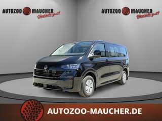 Schräge Frontansicht auf einen Volkswagen Transporter , freigestellt