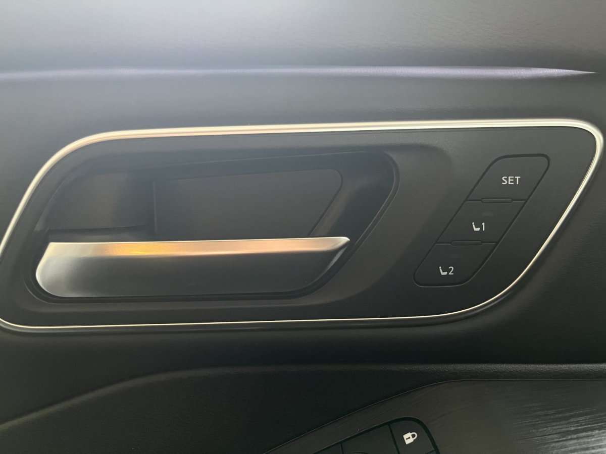 Fahrzeugbild eines Nissan X-TRAIL