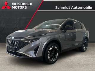 Schräge Frontansicht auf einen Nissan Qashqai , freigestellt