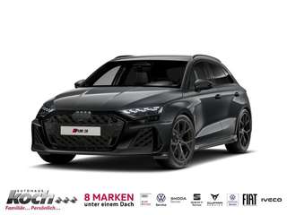Schräge Frontansicht auf einen Audi RS3 , freigestellt