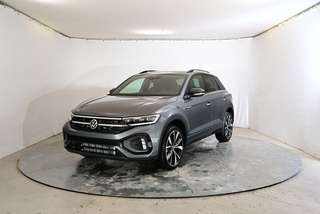 Schräge Frontansicht auf einen Volkswagen T-Roc , freigestellt