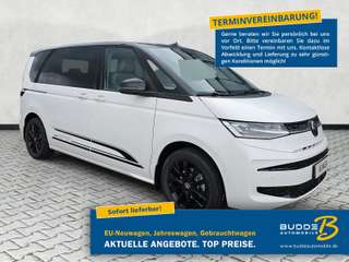 Schräge Frontansicht auf einen Volkswagen Multivan , freigestellt