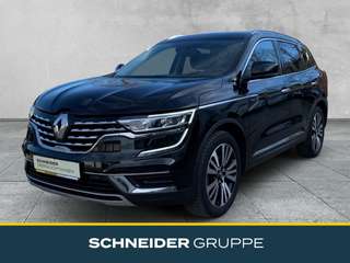 Schräge Frontansicht auf einen Renault Koleos , freigestellt