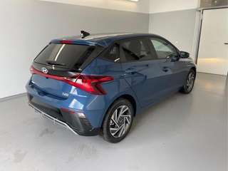 Schräge Frontansicht auf einen Hyundai i20 , freigestellt