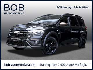 Schräge Frontansicht auf einen Dacia Jogger , freigestellt