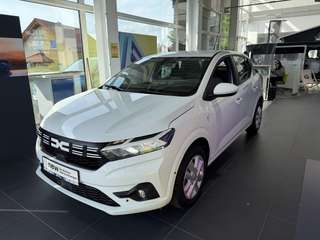 Schräge Frontansicht auf einen Dacia Sandero , freigestellt