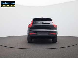 Schräge Frontansicht auf einen Volvo XC40 , freigestellt
