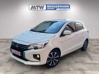 Schräge Frontansicht auf einen Mitsubishi Space Star , freigestellt