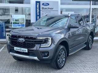 Schräge Frontansicht auf einen Ford Ranger , freigestellt