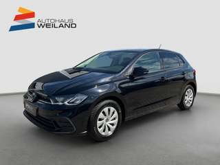Schräge Frontansicht auf einen Volkswagen Polo , freigestellt