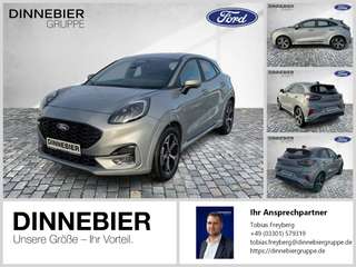 Schräge Frontansicht auf einen Ford Puma , freigestellt