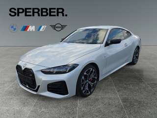 Schräge Frontansicht auf einen BMW 4er-Reihe , freigestellt