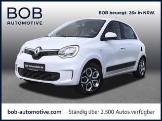 Schräge Frontansicht auf einen Renault Twingo , freigestellt