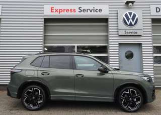 Schräge Frontansicht auf einen Volkswagen Tiguan , freigestellt