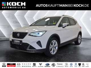 Schräge Frontansicht auf einen SEAT Arona , freigestellt
