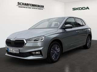 Schräge Frontansicht auf einen Skoda Fabia , freigestellt