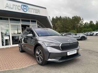 Schräge Frontansicht auf einen Skoda Enyaq , freigestellt