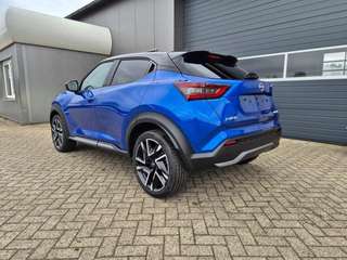 Schräge Frontansicht auf einen Nissan JUKE , freigestellt
