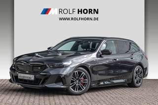 Schräge Frontansicht auf einen BMW i5 , freigestellt
