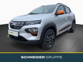 Schräge Frontansicht auf einen Dacia Spring , freigestellt