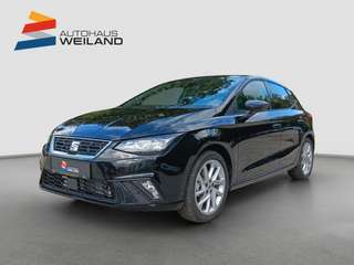 Schräge Frontansicht auf einen SEAT Ibiza , freigestellt