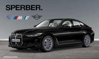 Schräge Frontansicht auf einen BMW i4 , freigestellt