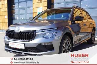 Schräge Frontansicht auf einen Skoda Kamiq , freigestellt