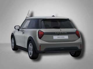 Schräge Frontansicht auf einen MINI COOPER , freigestellt