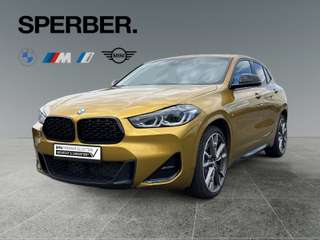 Schräge Frontansicht auf einen BMW X2 , freigestellt