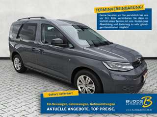 Schräge Frontansicht auf einen Volkswagen Caddy , freigestellt