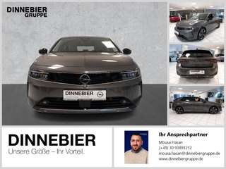 Schräge Frontansicht auf einen Opel Astra , freigestellt