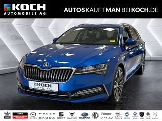 Schräge Frontansicht auf einen Skoda Superb , freigestellt