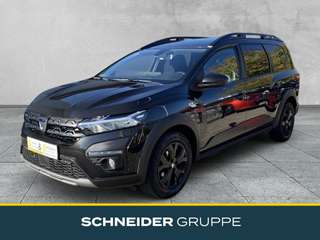 Schräge Frontansicht auf einen Dacia Jogger , freigestellt