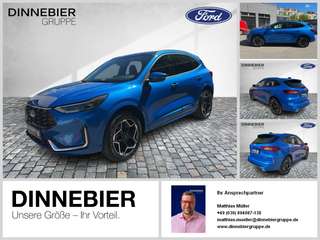 Schräge Frontansicht auf einen Ford Kuga , freigestellt