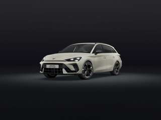 Schräge Frontansicht auf einen CUPRA Leon , freigestellt