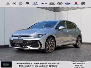 Schräge Frontansicht auf einen Volkswagen Golf , freigestellt