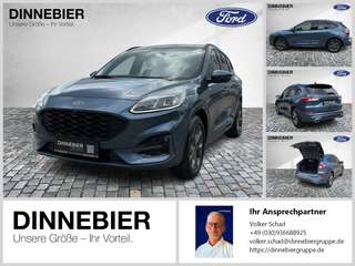 Schräge Frontansicht auf einen Ford Kuga , freigestellt