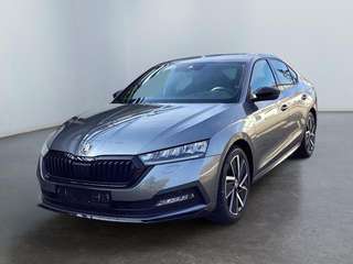 Schräge Frontansicht auf einen Skoda Octavia , freigestellt