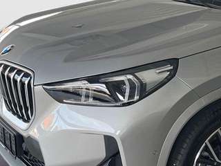 Schräge Frontansicht auf einen BMW X1 , freigestellt
