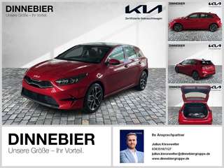 Schräge Frontansicht auf einen Kia cee'd , freigestellt