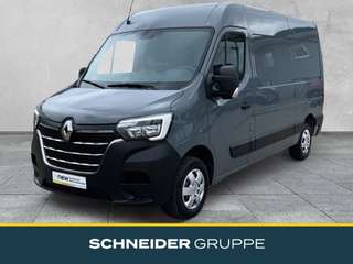 Schräge Frontansicht auf einen Renault Master , freigestellt