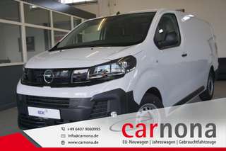 Schräge Frontansicht auf einen Opel Vivaro , freigestellt