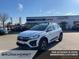 Schräge Frontansicht auf einen Dacia Sandero , freigestellt