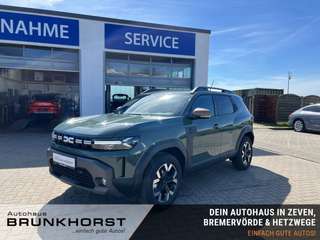 Schräge Frontansicht auf einen Dacia Duster , freigestellt