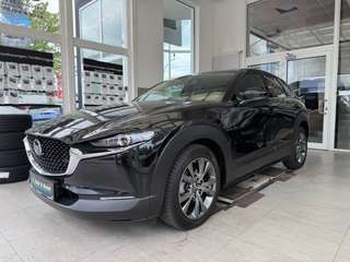 Schräge Frontansicht auf einen Mazda CX-30 , freigestellt