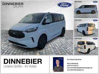 Schräge Frontansicht auf einen Ford Tourneo Custom , freigestellt