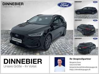 Schräge Frontansicht auf einen Ford Focus , freigestellt