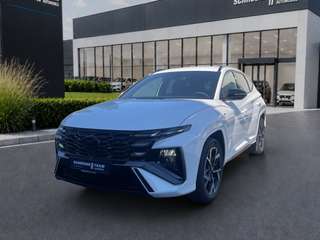 Schräge Frontansicht auf einen Hyundai Tucson , freigestellt