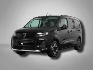 Schräge Frontansicht auf einen Opel Combo Life , freigestellt